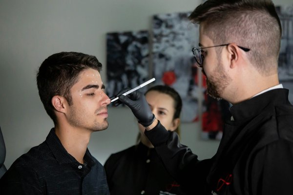 7 raisons d'opter pour la chirurgie esthétique masculine boostant la confiance